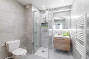 Douche, sèche-cheveux, serviettes fournies, savon