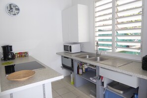 Kjøleskap, mikrobølgeovn, ovn og kokeplater