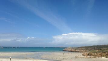 Vlak bij het strand, ligstoelen