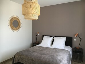 2 slaapkamers, een strijkplank/strijkijzer, reisbedje, gratis wifi