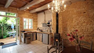 Réfrigérateur, micro-ondes, plaque de cuisson, lave-vaisselle