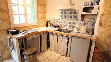 Réfrigérateur, micro-ondes, plaque de cuisson, lave-vaisselle