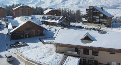 Au coeur de la station et des pistes , appartement T3 tout confort avec balcon