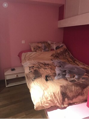 2 habitaciones, escritorio, tabla de planchar con plancha y wifi gratis