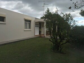 Exterior - Villa, 3 bedrooms in quiet wooded and flowered area - sea and countryside views (Le Morne-Vert)