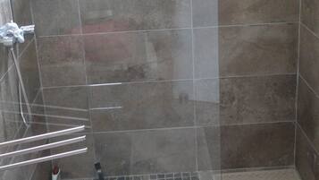Douche, sĂšche-cheveux, serviettes fournies, savon