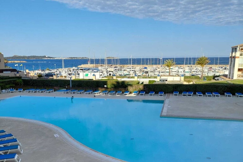 BEAUTIFUL T2 STANDING WITH POOL AND BEACHES - STUNNING SEA VIEW - PRIVATE PARKING