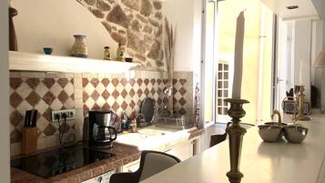 Kylskåp, mikrovågsugn, spishäll och diskmaskin