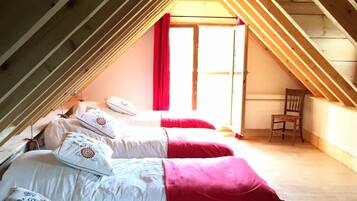 3 habitaciones, escritorio y tabla de planchar con plancha