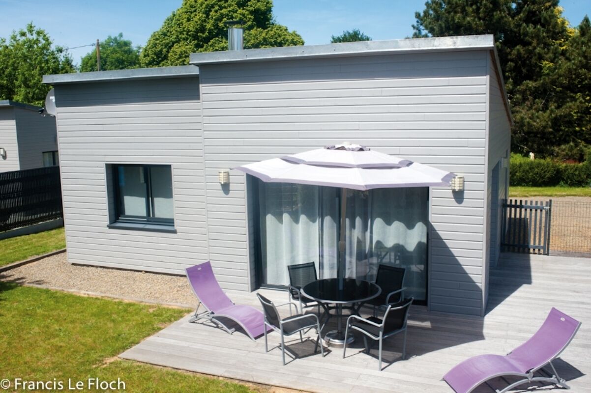 The key to vacation. Cottage in wooden frame. 