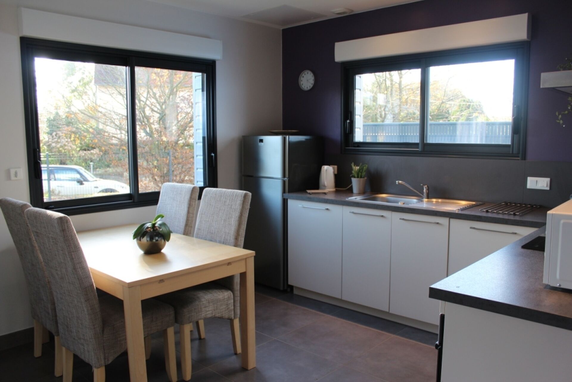 The key to vacation. Cottage in wooden frame. 