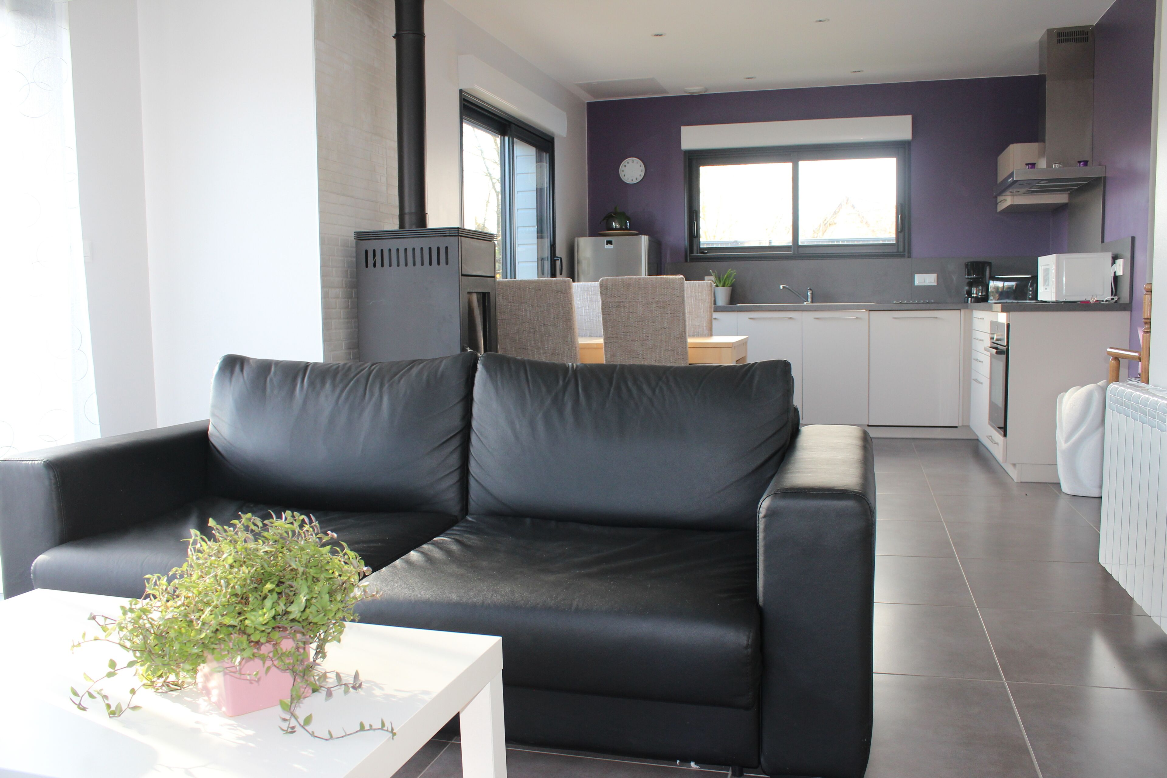 The key to vacation. Cottage in wooden frame. 