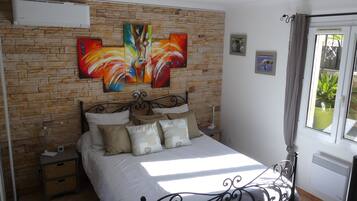 3 chambres, coffres-forts dans les chambres, fer et planche Ă repasser