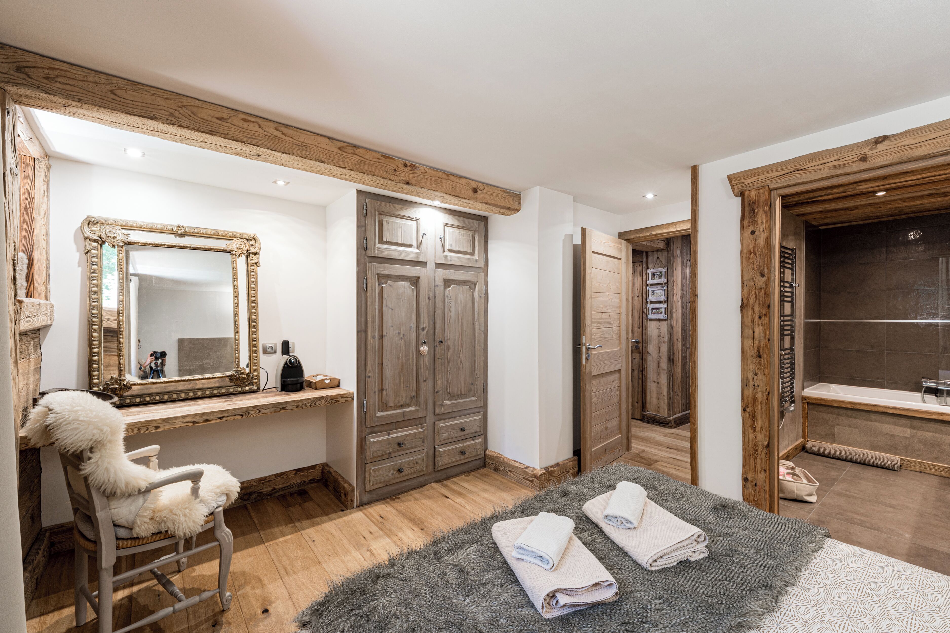 Une salle de bain avec une baignoire, un miroir et un porte-serviettes.