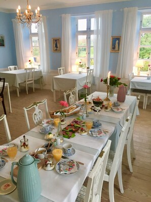 Daily full breakfast (DKK 95 per person)