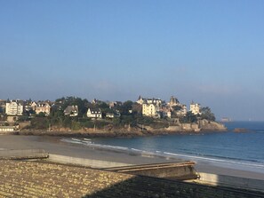 Un pueblo costero con edificios históricos y una playa.