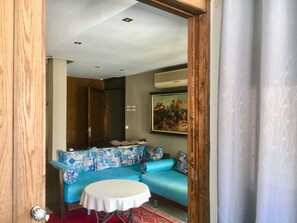 Interior - LUXURY APARTMENT WELL LOCATED IN THE FULL TOWN CENTER. WELL EQUIPPED  (Fès)