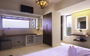1 chambre, coffre-fort, fer et planche à repasser, lit de bébé portatif