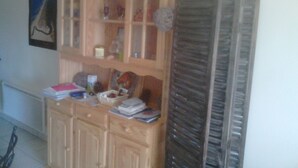 Ein Holzschrank mit Glastüren, der verschiedene Gegenstände beherbergt.