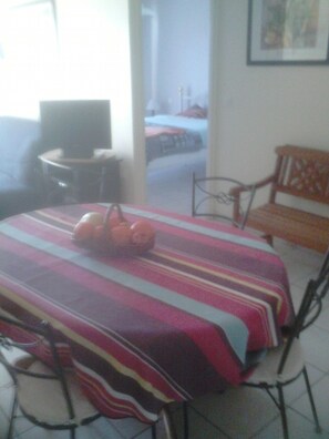 1 chambre, fer et planche à repasser