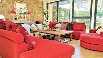 Fernseher, Bücher, Stereoanlage