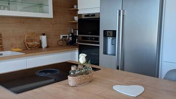 Kühlschrank, Mikrowelle, Ofen, Herdplatte