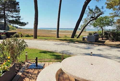 Rare!!! 170m2 waterfront villa with swimming pool in private cul-de-sac.