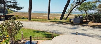 Rare!!! 170m2 waterfront villa with swimming pool in private cul-de-sac.