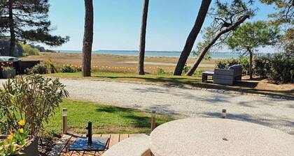 Rare!!! 170m2 waterfront villa with swimming pool in private cul-de-sac.