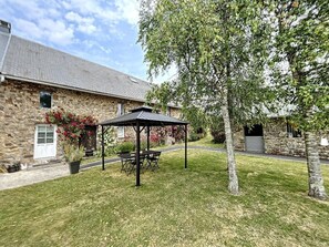 Outdoor dining - Chambre d'Hôtes 2 La Clef des Champs with breakfast (Montpinchon)