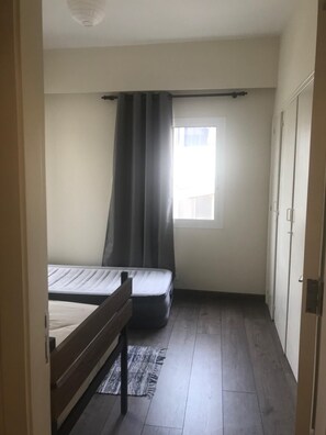 2 habitaciones, tabla de planchar con plancha y acceso a internet