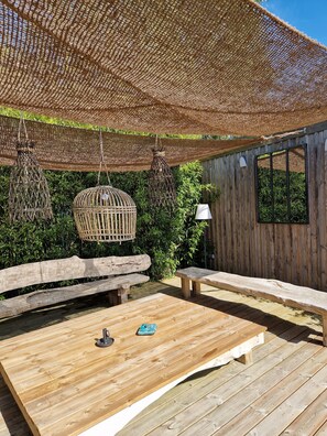 Outdoor dining - Near BORDEAUX, ST EMILION, BELLE DES VIGNES 8PERSONNES PRIVATE SWIMMING POOL (FALEYRAS)