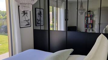 4 bedrooms, desk, iron/ironing board, travel cot