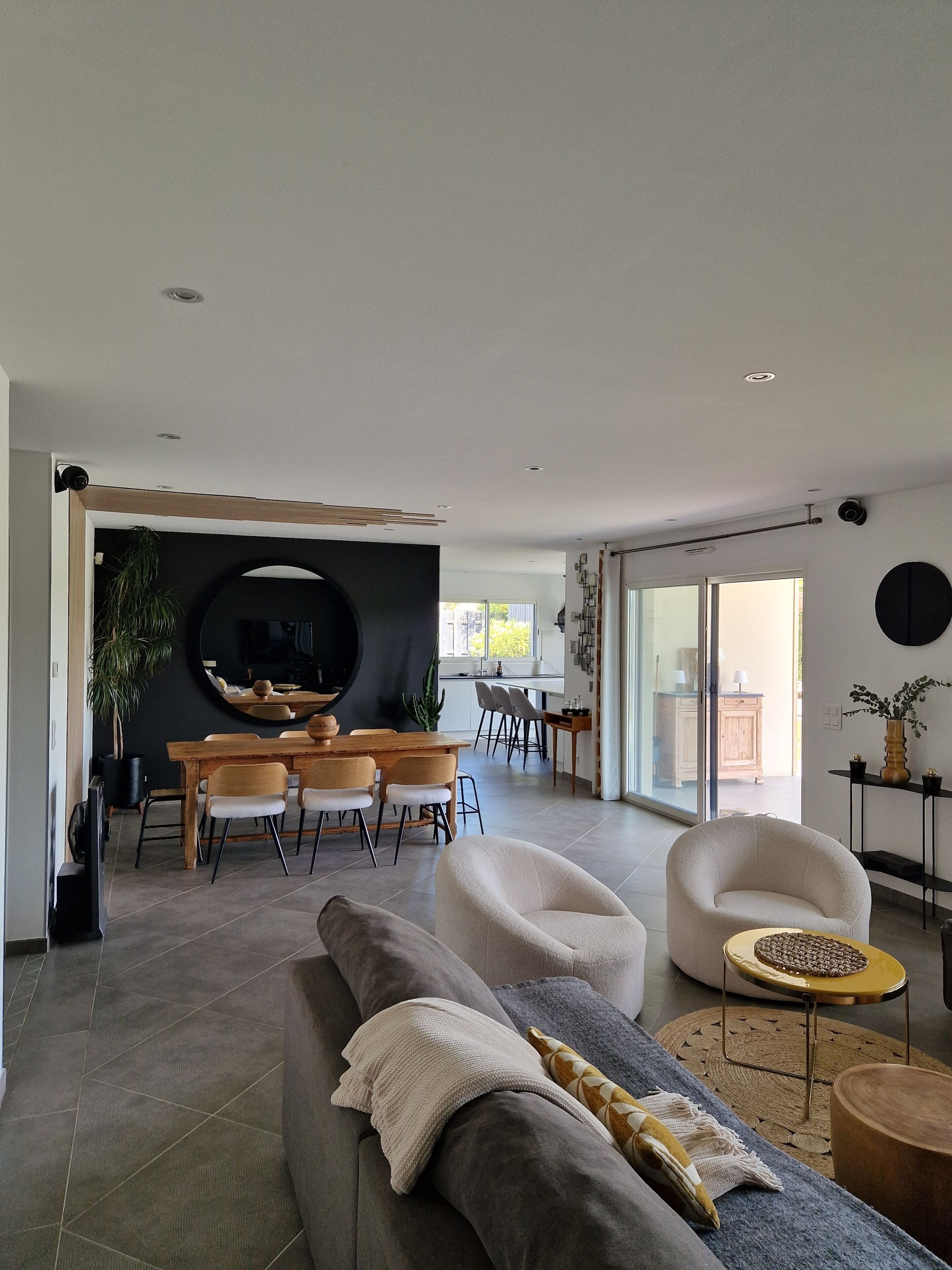 Télévision, jeux vidéo, lecteur de DVD, livres