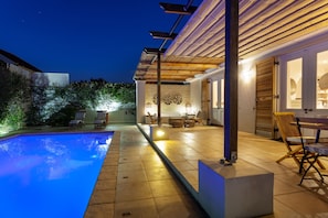 Unclassified image, 2 of 19, button - Stylish,comfortable,perfectly located house with heated pool and mountain views. (Bishopscourt)