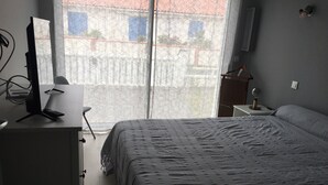 A bedroom with a bed, a desk with a computer, and a chair. - INDEPENDENT HOUSE CLOSE TO SEA AND PORT LA GRAVETTE 50 M (La Plaine-sur-Mer)