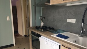 A kitchen with a gas stove, oven, dishwasher, and a sink. - INDEPENDENT HOUSE CLOSE TO SEA AND PORT LA GRAVETTE 50 M (La Plaine-sur-Mer)