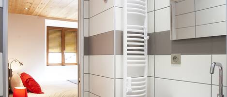 5 bedrooms, iron/ironing board, free WiFi, bed sheets