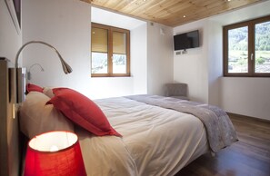 5 bedrooms, iron/ironing board, free WiFi, bed sheets - Village house 9 people Val Cenis Lanslevillard (Lanslevillard)