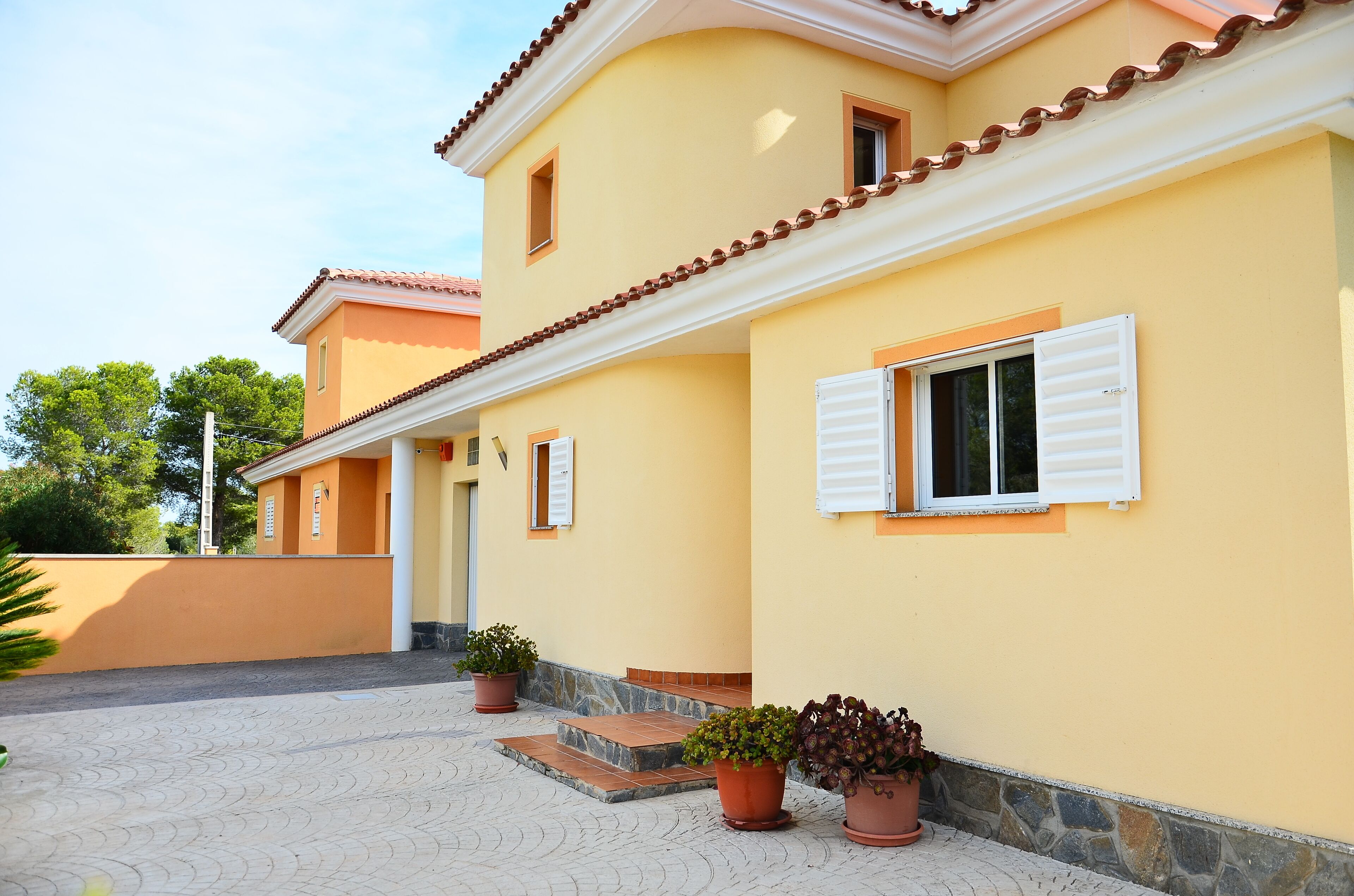 Comfortable villa with pool coves and beaches at 300 meters