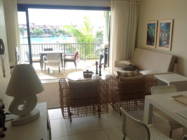 Televisio, pöytäjalkapallopöytä, pöytätennispöytä, stereot