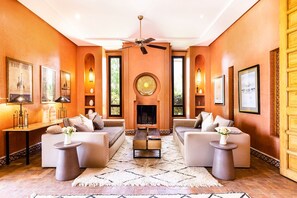 Een televisie, een open haard en een tafeltennistafel