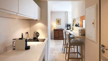 Réfrigérateur, micro-ondes, cafetière/bouilloire, grille-pain