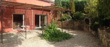 تناول الطعام بالخارج