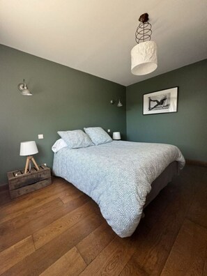 3 bedrooms, travel cot, free WiFi, bed sheets