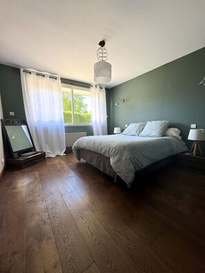 3 عدّة غرف نوم وسرير سفر وواي فاي مجانًا وملاءات أسرّة