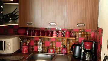 Een koelkast, een microgolfoven, een oven, een kookplaat