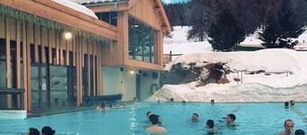 Skidor i södra Alperna sol, vandra och bergsbestigning på sommaren