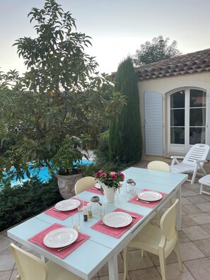 Outdoor dining - Idyllic setting Bastide family view Saint Paul de Vence and sea (Vence)