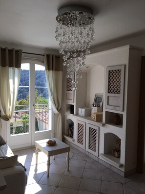 Televisie, een open haard, een dvd-speler en een stereo